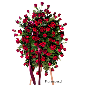 Magnífica composici�n floral de condolencias con rosas seleccionadas (Alt. 1,70 mts.) Altares y recintos ceremoniales. S�lo Santiago de Chile